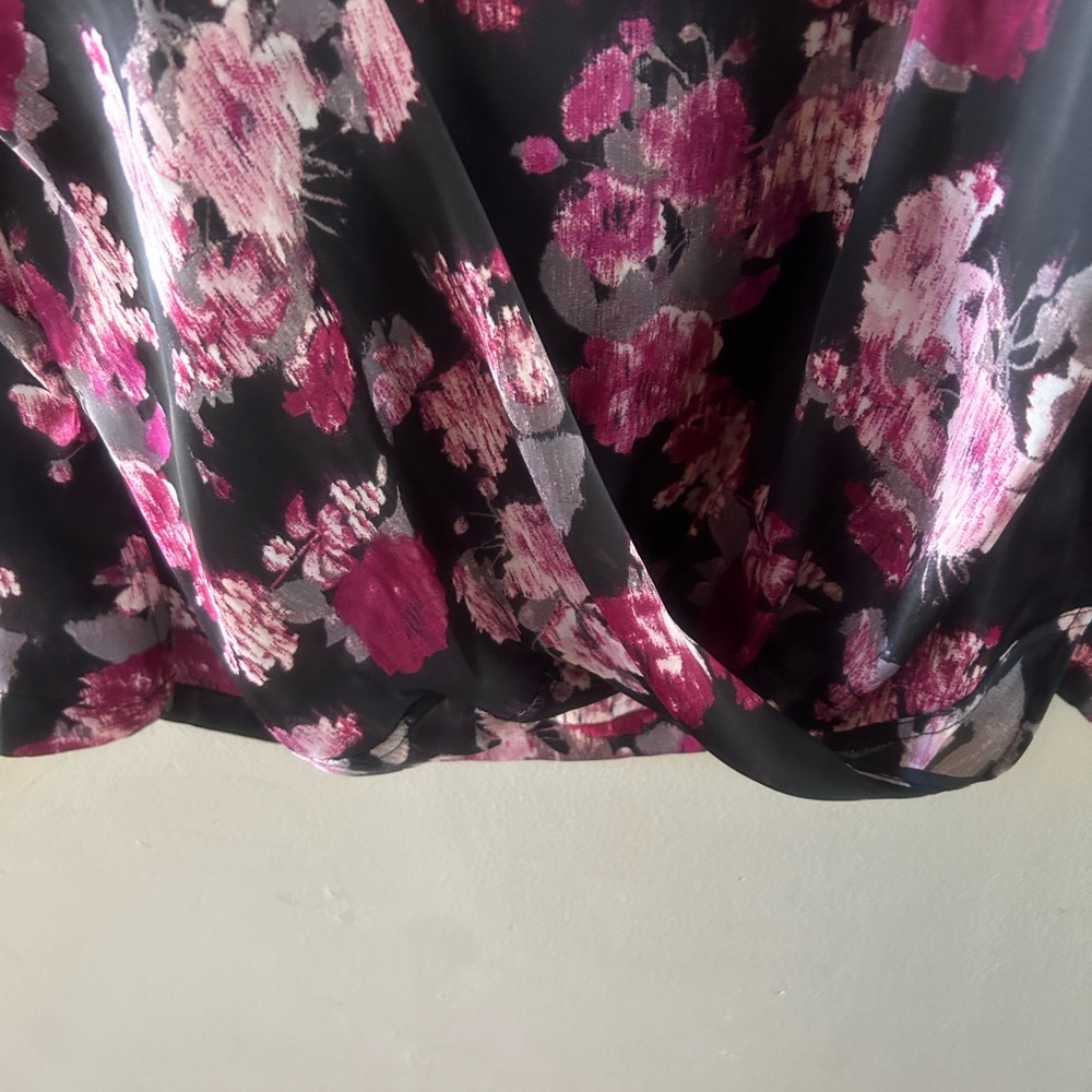 Womans Blouse, size Medium - Picture 2 of 7